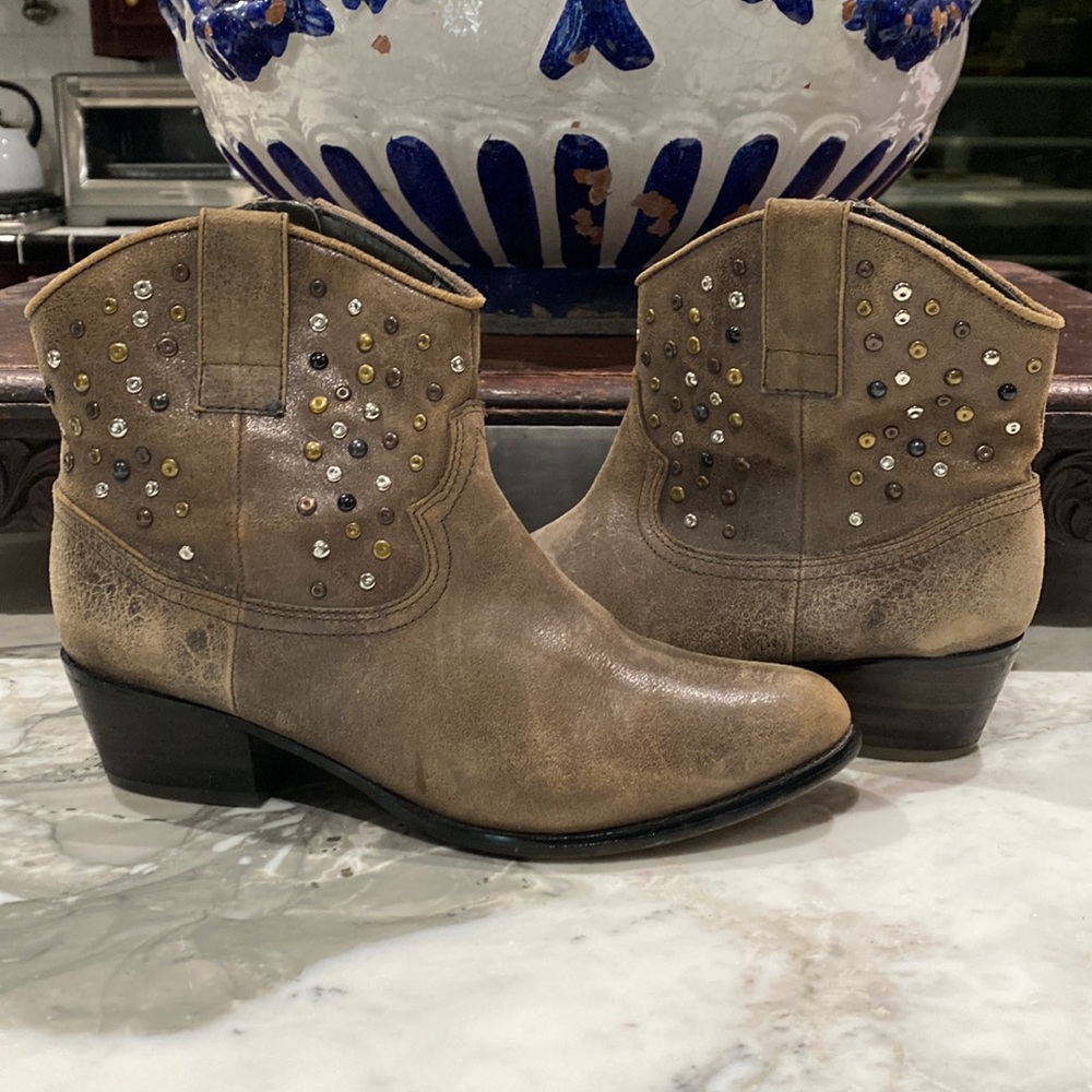 White Mountain Ankle Boot. Size: 8.5 Med